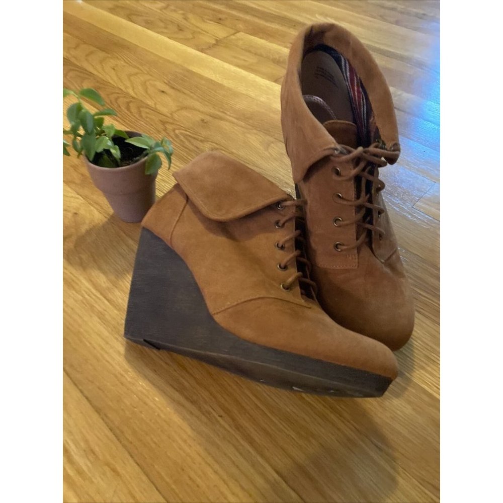 Bakers womens size 7 vegan leather ankle wedge bootie tan EUC
